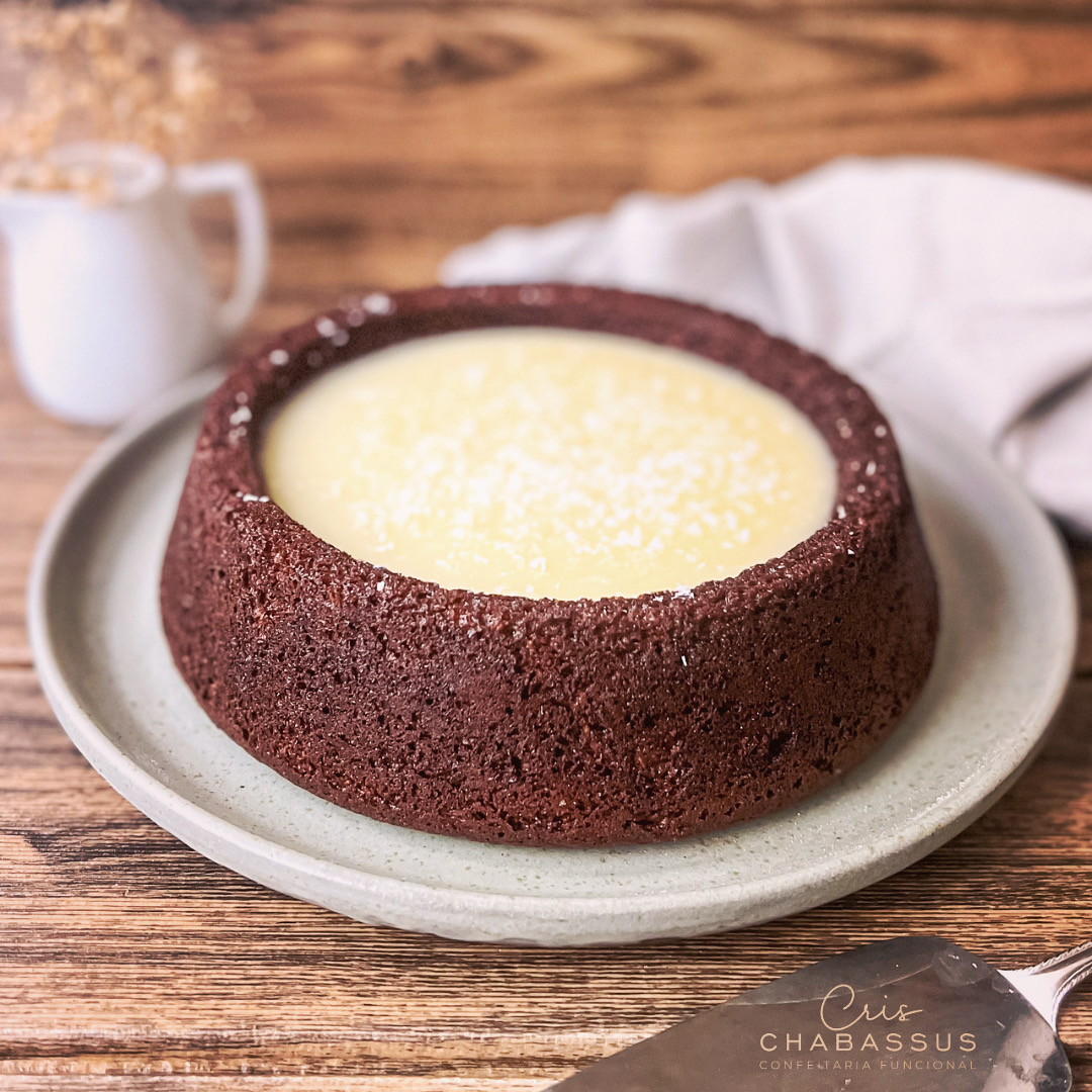 Bolo de chocolate com recheio cremoso em um prato
