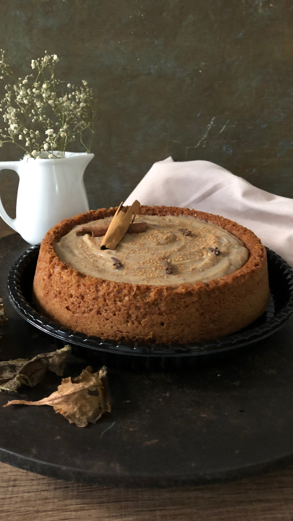 Bolo com recheio cremoso e canela em uma boleira