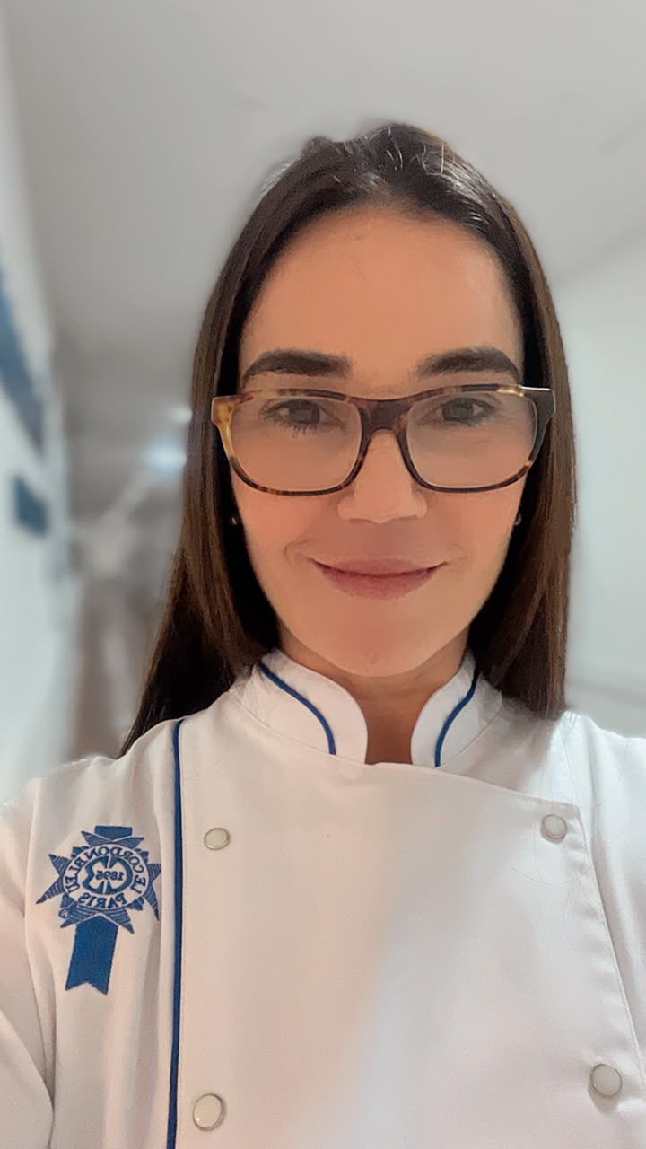 Cris Chabassus com uniforme de chef do Le Cordon Bleu